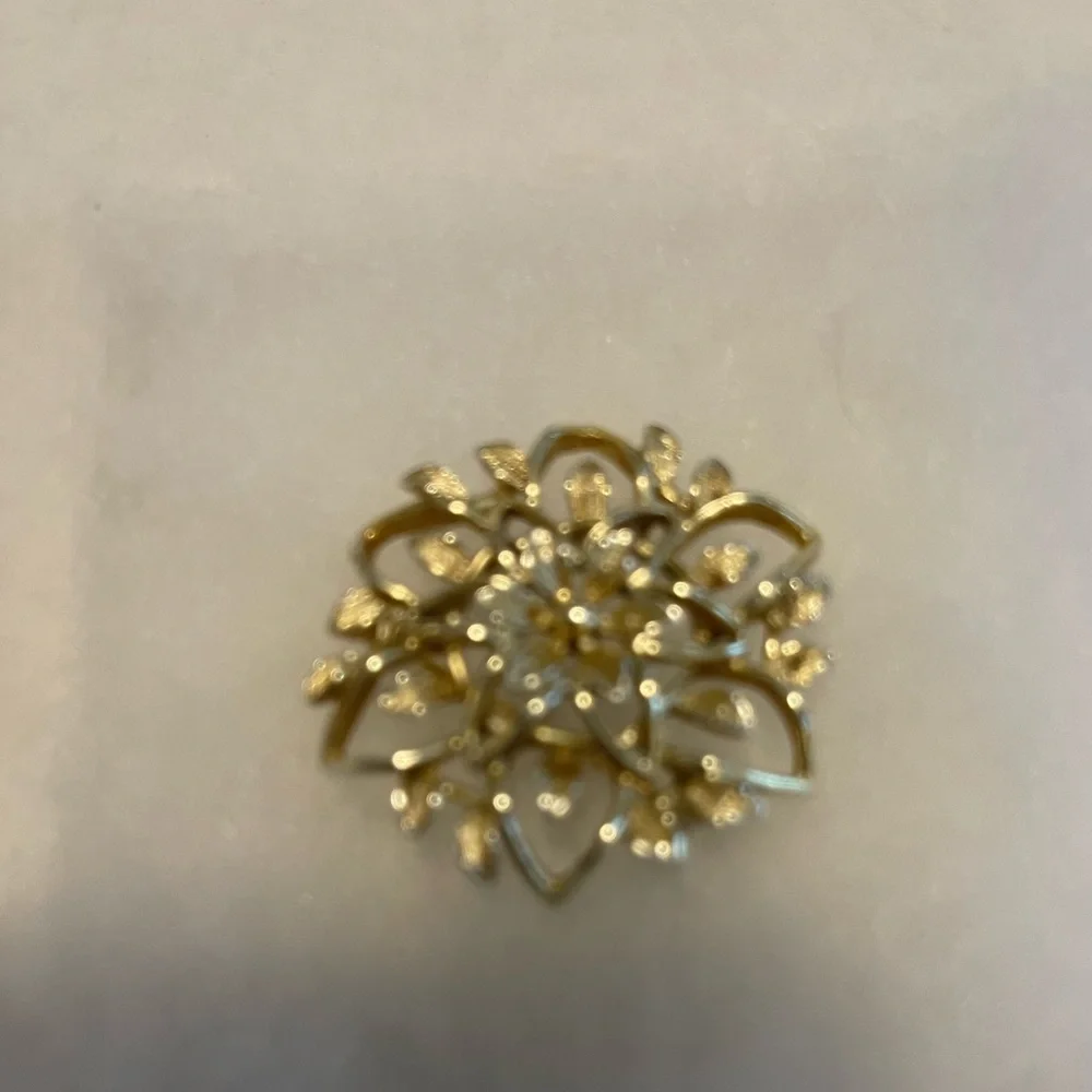 Vintage Sara Coventry goldstone‎ flower brooch